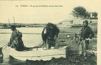 Cartolis Hyères (Var) - Un groupe de pêcheurs retirant leurs filets