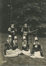 Cartolis Quimper (Finistère) - Sonneurs et Jeunes filles en Costume de Quimper