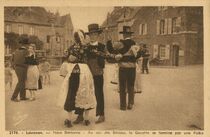 Cartolis Locronan (Finistère) - Noce Bretonne - Au son des Binious, la Gavotte se  ...