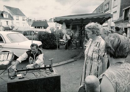 Cartolis Gourin (Morbihan) - Jour de marché : un camelot