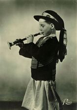 Cartolis Aucune (Finistère) - Enfant BIGOUDEN jouant de la Bombarde
