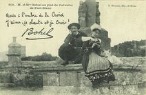 Cartolis Penvénan (Côtes d'Armor) - M. et Mme Botrel au pied du Calvaire de Port-Blanc