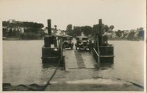 Cartolis Combrit (Finistère) - Le Bac traverse l'Odet avec voiture et piétons.