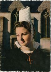 Cartolis Sans (Finistère) - Jeune fille en costume du pays Glazik 