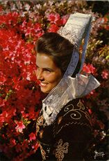 Cartolis Quimper (Finistère) - Jeune fille en costume de QUIMPER
