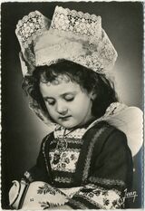 Cartolis Fouesnant (Finistère) - Fillette en costume de FOUESNANT