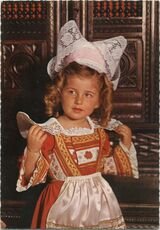 Cartolis Fouesnant (Finistère) - Petite fille en costume de FOUESNANT