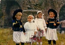 Cartolis Sans (Finistère) - Enfants en costume de Cornouaille