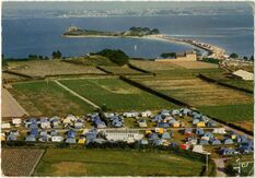 Cartolis Saint-Pol-de-Léon (Finistère) - Les campings devant la plage et l'Ile Sainte-Anne