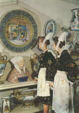 Cartolis Quimper (Finistère) - Jeunes filles en costume de QUIMPER visitant l'exp ...