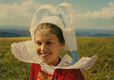 Cartolis Fouesnant (Finistère) - Jeune fille en costume de FOUESNANT