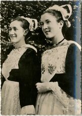 Cartolis Châteaulin (Finistère) - Jeunes filles portant le costume de CHATEAULIN