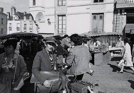 Cartolis Vannes (Morbihan) - Place des Lices - le facteur