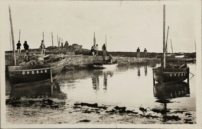 Cartolis Lesconil (Finistère) - Le Port, à gauche, l'île et son Phare 