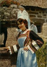 Cartolis Pont-Aven (Finistère) - Jeune fille du cercle folklorique Théodore Botrel
