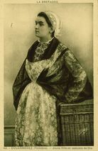 Cartolis Douarnenez (Finistère) - Jeune fille en costume de fête