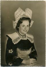 Cartolis Pont-Aven (Finistère) - Jeune Fille en Costume de Pont-Aven