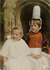 Cartolis Aucune (Finistère) - Fillette et bébé en costume Bigouden.