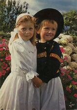 Cartolis Sans (Finistère) - Couple d'enfants en costume de CORNOUAILLE